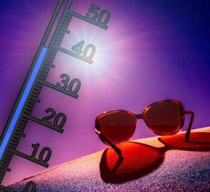 Thermometer und Sonnenbrille in Sonne